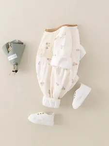 Baby-Einteiler mit Blumenmuster in Creme, Vintage-Print und feiner Spitze