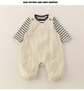 Détail de l'ensemble bébé avec t-shirt rayé et salopette en velours côtelé kaki à boutons