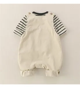 Détail du haut bébé à rayures avec barboteuse beige et accents de boutons décoratifs