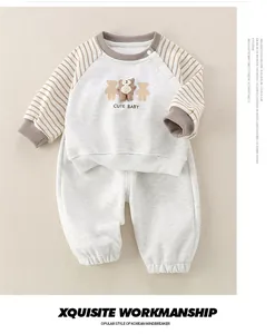 Details zum Baby-Baumwoll-Set mit gestreiften Raglanärmeln und Bären-Print