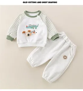 Flachliegender Baby-Trainingsanzug aus Baumwolle mit Krokodil-Hund-Motiv und Details