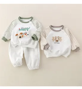 Detail von Baby-Baumwoll-Sweatshirt-Set mit gestreiften Ärmeln und Comic-Tierprints