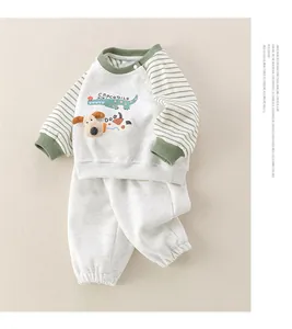 Detailansicht Baby-Baumwollanzug mit gestreiften Ärmeln und 3D-Hund-Applikation