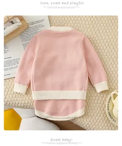 Détail d'un ensemble en tricot pour bébé rose et beige avec texture côtelée