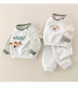 Details des Baby-Baumwoll-Sweatshirt-Sets mit Krokodil-Stickerei und Streifenärmeln