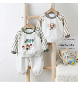 Details von Baby-Baumwoll-Sweatshirts mit 3D-Tierpuppen und praktischen Schulterknöpfen