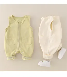 Detailansicht der Baby-Strampler aus Baumwolle mit Frontreißverschlüssen und Taschen