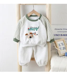 Detail von Baby-Baumwoll-Jogginganzug mit 3D-Hund-Deko und Krokodil-Print am Holzbügel