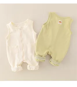 Detailansicht der ärmellosen Baumwoll-Baby-Strampler mit Reißverschlüssen und Bär-Stickerei