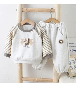 Detail der Baby-Baumwollanzüge mit Bären-Patch und CUTE BABY Stickerei-Detail