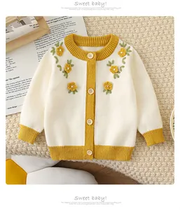 Détails du cardigan en tricot pour bébé avec broderies fleurs 3D et boutons en bois