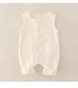 Detail eines Baby-Baumwoll-Stramplers mit Frontreißverschluss und Rippbündchen in Beige
