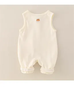 Detailaufnahme des weichen beigen Baby-Stramplers mit süßem Bären-Etikett am Nacken
