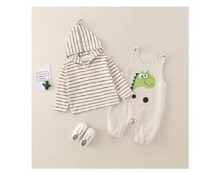 Dettaglio del set neonato con maglia a righe con cappuccio, pagliaccetto e scarpine