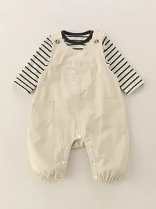 Ensemble bébé 2 pièces avec haut rayé à manches longues et salopette beige de travail