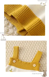 Détail d'une barboteuse en maille jaune pour bébé avec texture côtelée et broderie