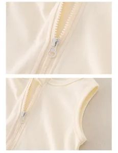 Detail der cremefarbenen Baby-Bodysuit mit hochwertigem Reißverschluss und Halseinfassung