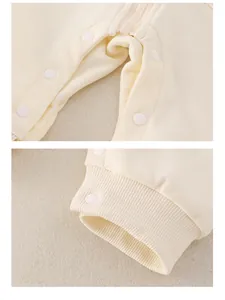 Detail von Baby Baumwoll-Jumpsuit mit Druckknöpfen und Rippbündchen zum Anziehen