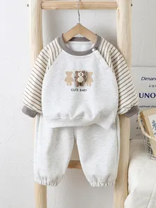 Frühlings-Baby-Trainingsanzug aus Baumwolle mit süßem 3D-Bären und Streifenärmeln
