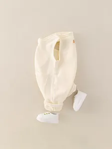 Baby-Latzhose aus Baumwolle mit Cartoon-Katzen-Patch und passenden Segeltuchschuhen