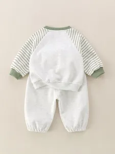 Baby-Baumwollset mit hellgrauem Sweatshirt, grün gestreiften Raglanärmeln und langer Hose