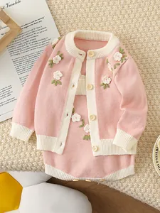 Ensemble tricot rose pour bébé fille avec barboteuse, gilet et fleurs en crochet 3D