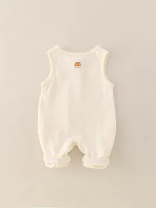 Baby-Strampler aus Baumwolle in Cremeweiß mit süßem Bären-Aufnäher und Rippbündchen