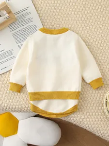 Ensemble body en tricot pour bébé avec bordure jaune et accents floraux doux