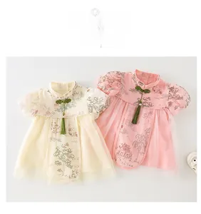 Détails de robe chinoise pour bébé fille avec nœuds à pompons et couches de tulle léger