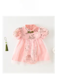 Vue détaillée d'une robe chinoise rose pour bébés avec boutons verts et texture mesh