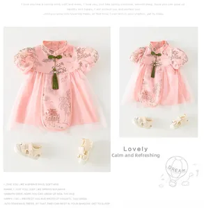 Détail d'une robe Hanfu rose pour bébé fille avec col mandarin, motifs fleurs et tulle