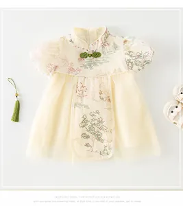 Détail de la robe chinoise pour bébé avec motifs traditionnels et ourlet en tulle léger