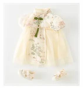 Détails de la robe chinoise pour bébé fille avec jupe en tulle et sandales assorties