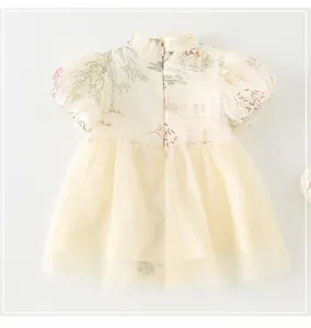 Détails de la robe bébé avec col rétro et imprimé floral traditionnel chinois