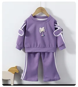 Détail de l'ensemble sweat lilas pour fille avec découpes épaules et nœud lapin