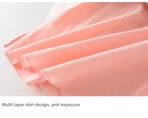 Détail de l'ourlet rose multicouche du vêtement avec tissu léger et design anti-exposition