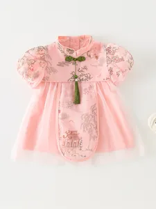 Robe chinoise rose pour bébés avec broderies, boutons traditionnels et glands verts