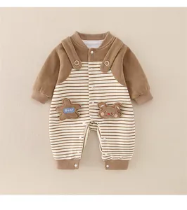 Dettaglio tutina neonato con texture in velluto a coste e ricamo orsetto 3D carino