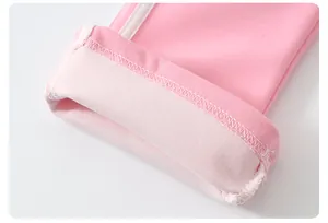 Gros plan sur les coutures de qualité supérieure du poignet d'un sweat-shirt rose