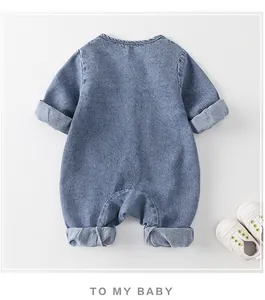 Detalle de mameluco de mezclilla azul para bebé con puños doblados y textura de algodón suave