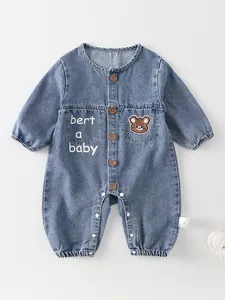 Mameluco vaquero azul claro para bebé con bordado de oso y botones de madera