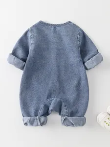 Pelele de mezclilla para bebé en azul claro con zapatos blancos y fondo minimalista