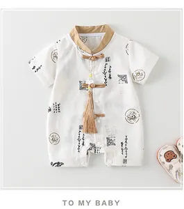 Details von Baby-Strampler aus Baumwolle mit chinesischen Knoten und goldener Quaste