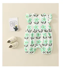 Detail eines Baby-Bodys aus Baumwolle mit Flatterärmeln und grünem Blumenmuster