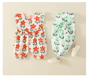 Details der Baby-Blumen-Jumpsuits mit Flatterärmeln und dekorativen Schleifenakzenten