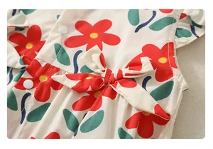 Detailaufnahme eines floralen Baby-Bodys aus Baumwolle mit Blumendruck und Druckknöpfen