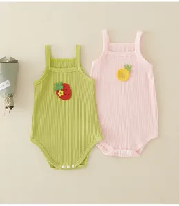 Detailansicht von Baby-Bodys aus Strickbaumwolle mit Erdbeer- und Ananas-Applikationen