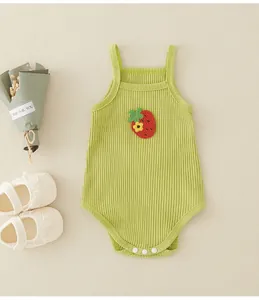 Detailaufnahme der Erdbeer-Stickerei auf dem grünen gerippten Baby-Body mit Druckknöpfen