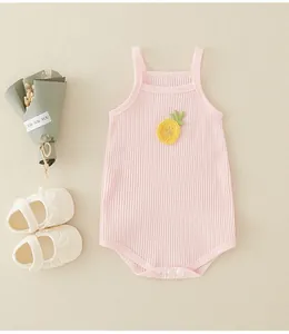 Detail eines rosa Baby-Bodys mit Ananas-Stickerei und Druckknöpfen im Schrittbereich