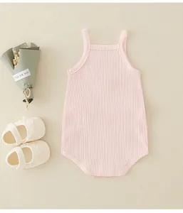 Detailaufnahme von rosa Baby-Body aus Rippbaumwolle mit Druckknöpfen und Blumen